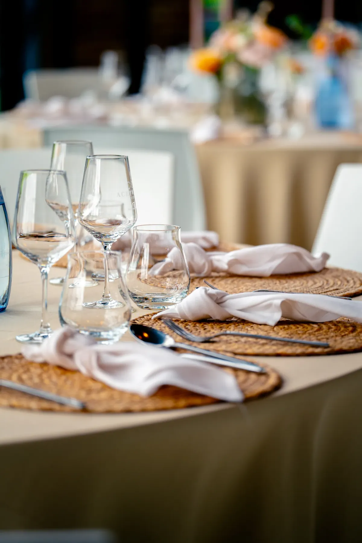 Detail eines elegant gedeckten Hochzeitstischs