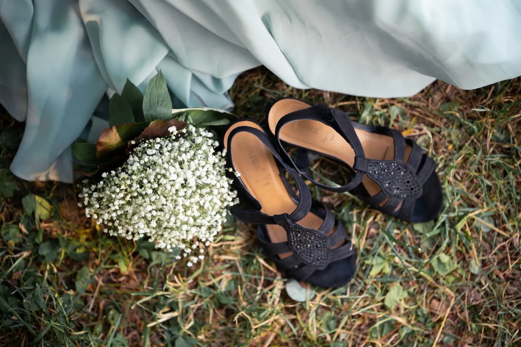 Brautschuhe und Schleier auf einer Wiese