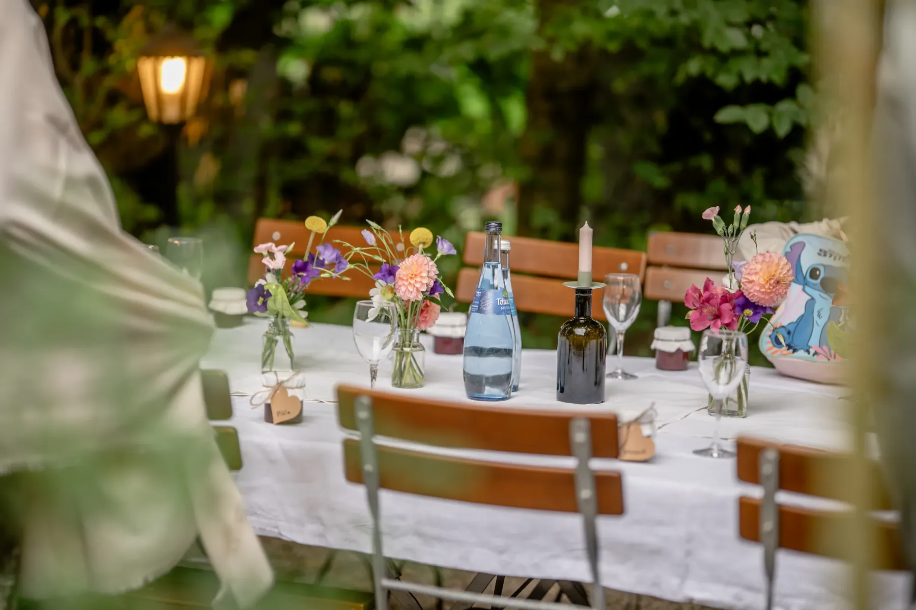 Festlich gedeckte Tafel bei einer Hochzeitsfeier im Freien