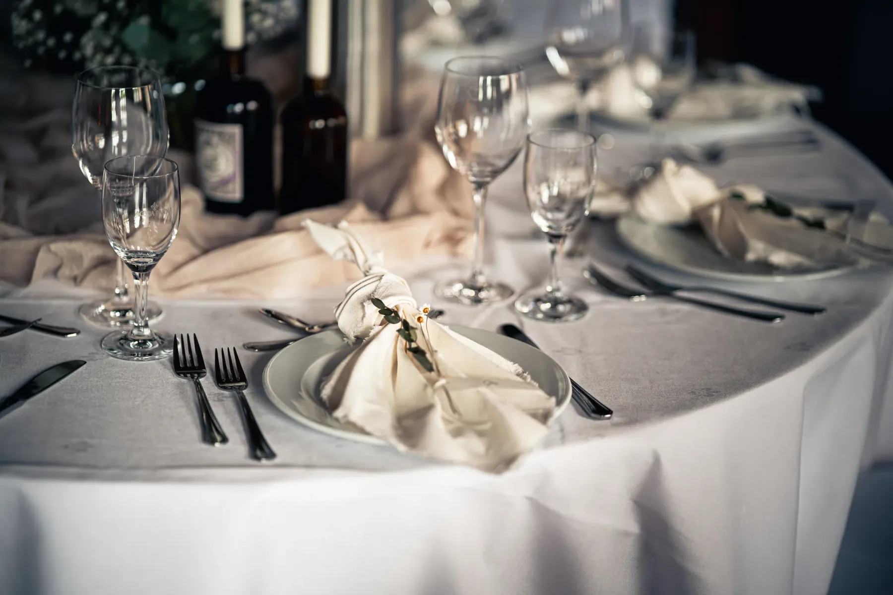Festlich gedeckter Tisch in stimmungsvollem Licht