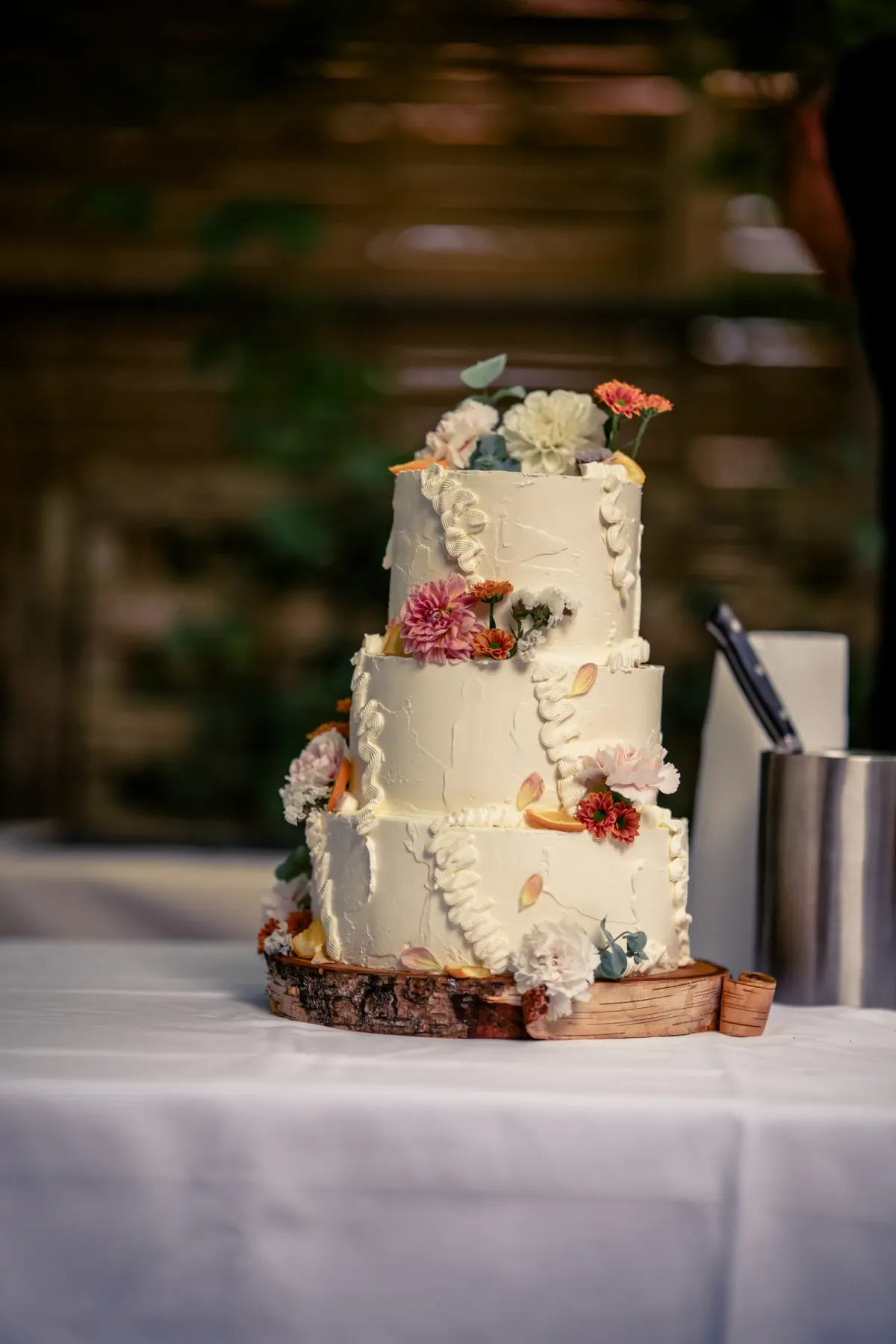 Mehrstöckige Hochzeitstorte mit Blumen